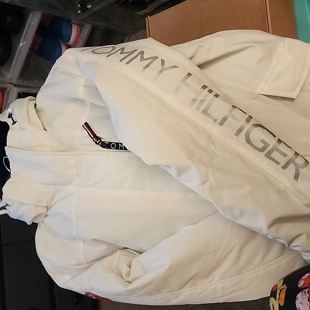 Tommy Hilfiger's 3 in 1 skin coat,white & blue in a size medium(see photos)